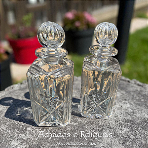 Linda garrafa antiga de cristal europeu, lapidada a mão