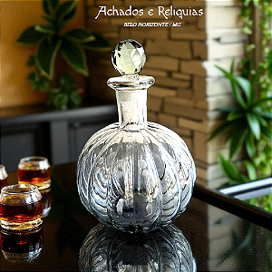 Garrafa de Vidro com Detalhes decorativos e Tampa Lapidada