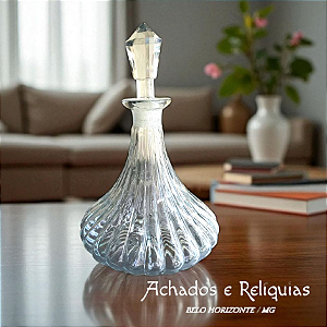 Garrafa de Vidro com Sulcos Verticais e Tampa Facetada