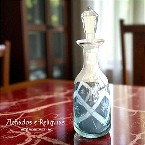 Garrafa Lapidada de Vidro com Tampa Facetada