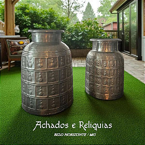 Par de Jarros Decorativos Indianos em Metal Cinzelado – Arte Ancestral em Cada Detalhe Disponível em 2 tamanhos.