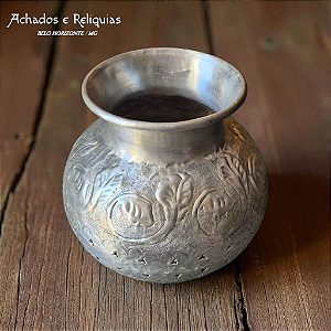 Vaso Indiano em Metal trabalhado com arabescos florais e pequenas perfurações