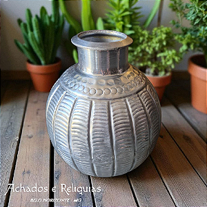 Vaso Indiano em Metal com gomos verticais em relevo