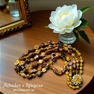 Uma linda Joia de época. Colar com pedras jaspe polícromo, ágata botswana, ágata brilhante e fosca, cristal de rocha, unidas por um belo fecho trabalhado e adornado com cristal