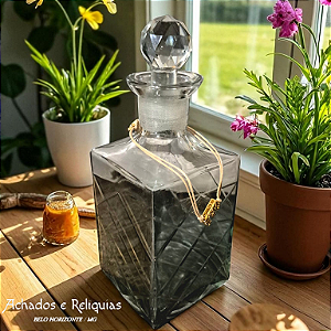 Linda Garrafa licoreira de vidro, tradicionalmente usada para armazenar e servir bebidas alcoólicas finas