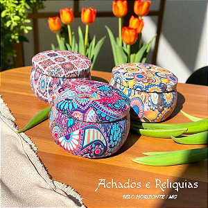 Latas decoradas novas para guardar objetos ou ser porta vela - Olha que charme essas latas de mandala de alumínio que têm um designer perfeito para guardar objetos