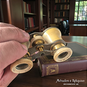 Binóculo antigo para teatro marfim, com detalhes clássicos e elegantes