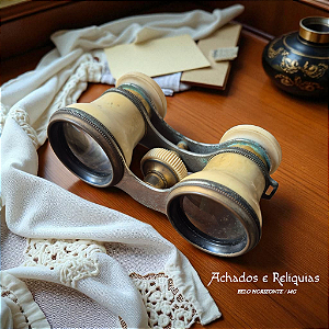 Binóculo antigo para teatro em marfim, com detalhes clássicos e elegantes