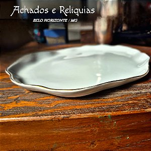 Linda travessa de porcelana branca, com design elegante e borda dourada