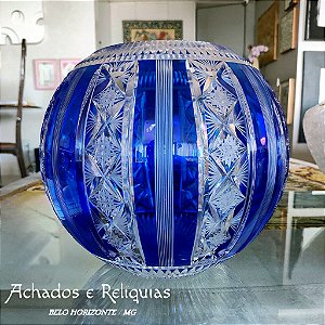 Vaso em cristal lapidado a mão com palmas e motivos geométricos em baixo relevo na cor azul cobalto