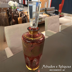 Linda Garrafa Licoreira com detalhes em dourado. Perfeito para complementar a decoração da sua casa