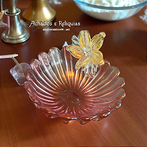 Pequena petisqueira de Murano dos anos 40 - Porta confeitos em vidro moldado de murano na cor rosé, gomado, arrematado por flor salpicada de ouro