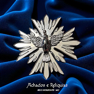 Divino Espírito Santo em Prata com Prendedor – Luz e Proteção para o Lar Pequena obra de arte sacra, delicadamente banhada a prata 90