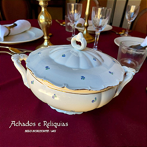 Sopeira em porcelana tcheca na cor branca com flores esmaltadas, bordas onduladas e filetadas a ouro