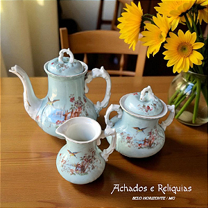 Serviço para chá e café em porcelana francesa B&R Limoges, decoração floral e beija-flor, composto de bule, leiteira e açucareiro
