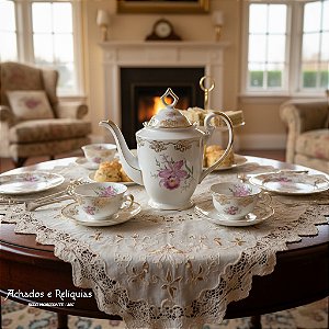 Jogo de Chá e Café da extinta Porcelana Steatita - Paraná, com linda decoração floral composto de 1 Bule, 6 Xícaras e 6 pires