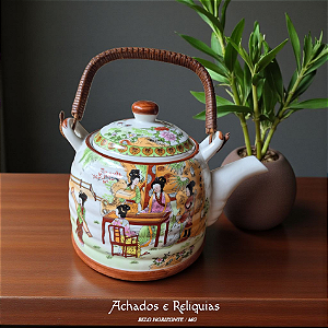 Chaleira Oriental em Porcelana Esmaltada e Policromada – Cenas Campestres