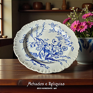 Travessa Wedgwood – Etruria, England em Faiança esmaltada azul e branca com motivos florais e bordas onduladas