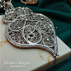 Colar de Corrente Fina com Pingente Coração Prateado em Estilo Filigrana