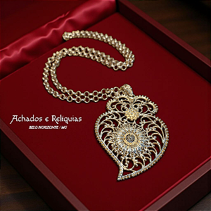 Colar de Corrente Fina com Pingente Coração Dourado em Estilo Filigrana