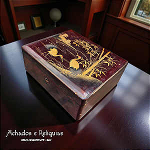 Caixa oriental em madeira laqueada com pintura dourada – peça decorativa vintage