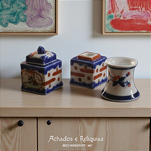 Conjunto de Escritório Japonês estilo Imari: Tinteiro, Porta-Areia e Porta-Penas (Inkwell and Pounce Pot Set and Pen Holder)