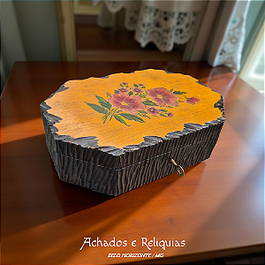 Caixa Decorativa Vintage com Pintura Floral e Forro Vermelho