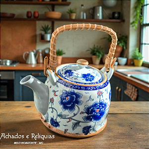 Bule Japonês em Porcelana com Flores Azuis, Policromia e alça em bambu trançado