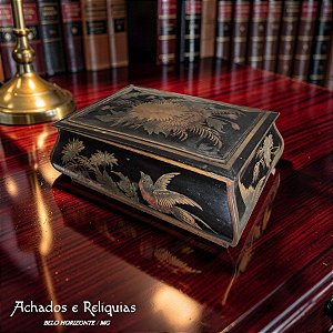 Caixa Decorativa em Metal com Pintura de Inspiração Oriental (Chinoiserie), Motivos Florais e Pássaros