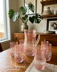 Jogo de Jarra Refresqueira e Copos de Vidro com Listas Rosa, Branco e Ouro – Estilo Anos 50 e 60 (1 jarra e 6 copos)