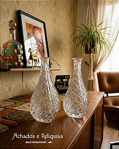 Garrafas Decorativas Torcidas Esculturais – Reflexos e Movimento em Vidro