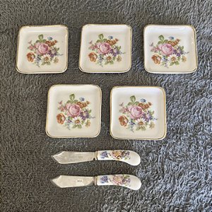 Antigo Conjunto de Pratinhos de Apoio em Porcelana SALER Florais - Encanto e Versatilidade em Conjunto de 5 Peças e 2 Espátulas