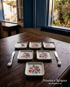Antigo Conjunto de Pratinhos de Apoio em Porcelana SALER Florais - Encanto e Versatilidade em Conjunto de 5 Peças e 2 Espátulas