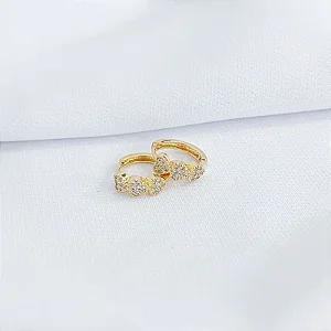 BRINCO ARGOLA COM CORAÇÕES CRAVEJADAS EM OURO 18K