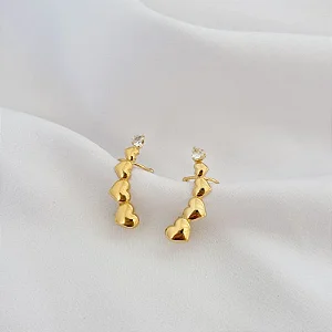BRINCO EAR HOOK COM CORAÇÕES DEGRADE EM OURO 18K