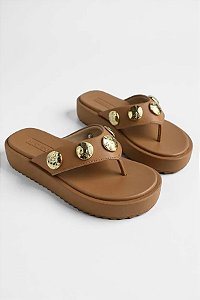 Tamanco Flat Moleca Correia Com Tachas Moeda Dourada Nude