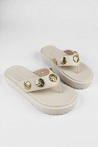 Tamanco Flat Moleca Correia Com Tachas Moeda Dourada Branco Off