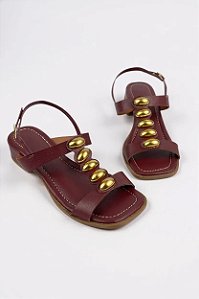 Sandalia Com Salto Bloco Tira Com Tachas Douradas Marsala