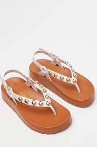 Sandália Petite Jolie Branca Com Tiras E Detalhes Metálicos Dourados, Conforto E Estilo Para O Dia A Dia White/ Doce De Leite