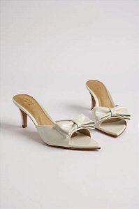 Tamanco Littz Em Verniz Com Salto Médio E Laço Decorativo Elegante Off White