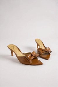 Tamanco Littz Em Verniz Com Salto Médio E Laço Decorativo Elegante Tan