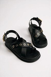 Sandália Moleca Com Tiras Cruzadas E Detalhes Em Ilhós Dourado Preto