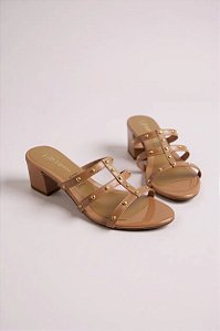 Tamanco Addan Feminino Com Salto Médio E Detalhes Em Tachas Douradas Taupe