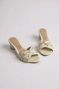 Tamanco Addan Preto Verniz Com Salto Médio - Conforto E Elegância Bege