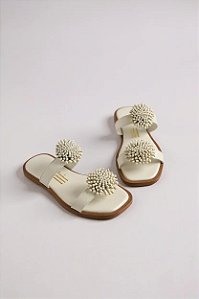 Sandália Rasteira Littz Com Pompons Confortável E Estiloso Off White