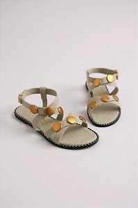Sandália Rasteira Feminina Com Tiras Cruzadas E Botões Dourados  Off White Linho