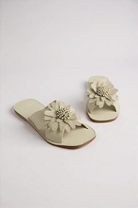 Sandalia Rasteira Feminina Com Flor Dourada   Off White Linho