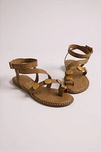 Sandália Rasteira Feminina  Com Tiras Cruzadas E Aplicações Douradas Caramelo Linho