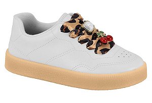 Tênis Infantil Branco com Laço Decorativo e Aplique de Cereja
