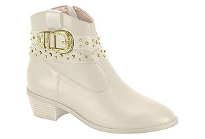 Bota Moleca Cano Curto Fivela Dourada Aplicação De Tachas Branco Off